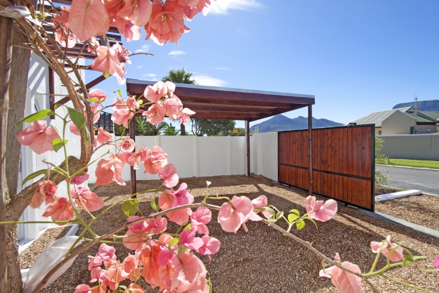 3 Bedroom Property for Sale in Milkwood Park Western Cape